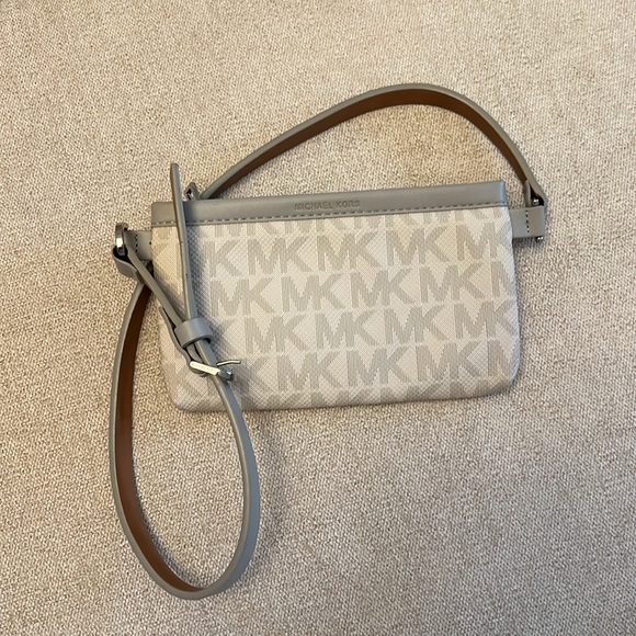Michael Kors MK Vanilla Signature Logo Belt Wallet
Large Waist Pouch Bag - Picture 3 of 11